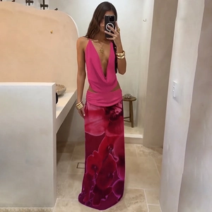 Détail du haut à col bénitier rose foncé et jupe longue fleurie pour les vacances d'été à la mer