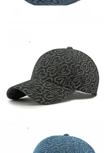 Détail de casquettes en denim à motif cœurs avec boucle métallique réglable