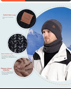 Détail de la doublure en polaire douce de l'ensemble bonnet en tricot et cache-col d'hiver