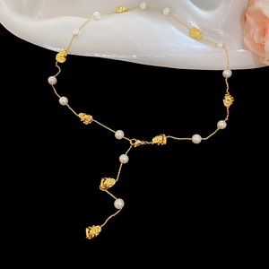 Dettaglio della collana placcata oro 18 carati con perle e grani irregolari su seta