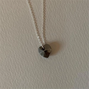 Minimalist 925 sterling silver necklace featuring a black heart-shaped crystal pendant
