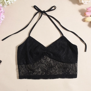 Détail de la bralette en dentelle noire avec broderie délicate et design dos nu ajouré