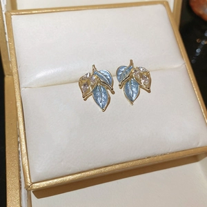 Boucles d'oreilles feuilles vintage avec émail bleu clair et zircons dans un écrin