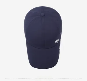 Dettaglio cappellino blu navy con fori tagliati al laser e scritte bianche sportive