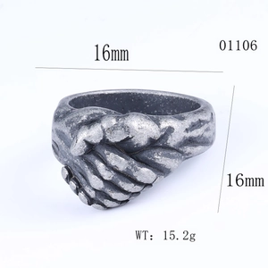 Vue détaillée de la bague rétro argentée avec motif mains, taille 16mm et poids 15,2g