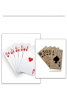 Détail de la broche poker quinte flush plaquée or avec strass scintillants et émail noir