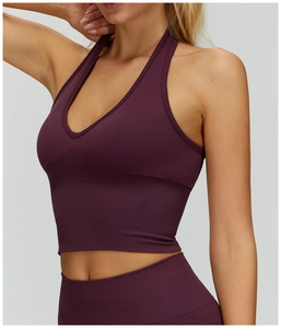 Detail eines dunkelvioletten gerippten Neckholder Sport-BHs mit tiefem V-Ausschnitt