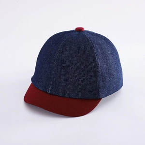 Berretto da baseball per neonati in denim blu scuro con visiera corta bordeaux a contrasto