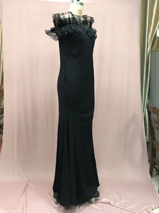 Detail des schulterfreien Mesh-Rüschenausschnitts an einem schwarzen Abendkleid