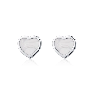 Orecchini a lobo a cuore in argento 925 con inserti in madreperla bianca su fondo bianco