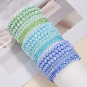 7-teiliges Set bunter facettierter Kristallperlenarmbänder im böhmischen Stretch-Stil