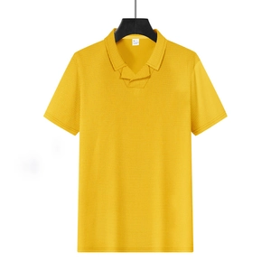 Detalle del tejido tipo gofre amarillo y el cuello de un polo para hombre liso