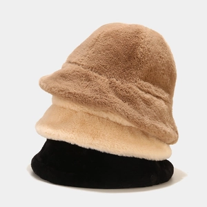 Gros plan de bobs en peluche empilés en couleurs marron, beige et noir doux