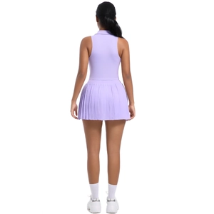 Vue arrière d'une jupe de sport plissée lavande et d'un débardeur polo assorti