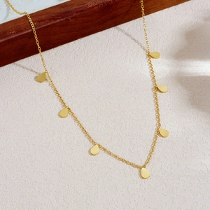 Elegante collana in acciaio inossidabile placcato oro con pendenti a goccia piatti