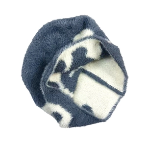 Bonnet Mea Culpa bleu-gris et blanc avec motif vache et texture douce en fausse fourrure