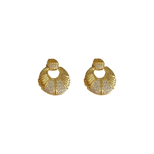 Élégantes boucles d'oreilles rondes plaquées or avec zircons sur fond blanc épuré