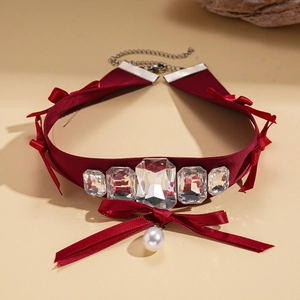 Choker élégant en satin rouge avec cristaux géométriques et pendentif perle blanche