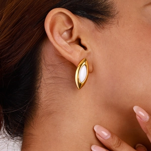 Elegante goldene Marquise-Ohrringe mit weißem Inlay für einen minimalistischen Vintage-Look