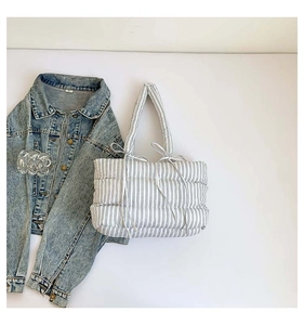 Sac cabas matelassé à rayures bleues et blanches avec détail de nœud décoratif