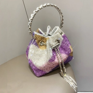 Dettaglio della borsa a secchiello con strass colorati e manico circolare in metallo