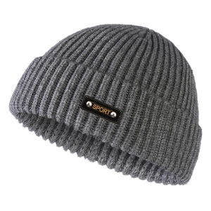 Berretto in maglia grigio scuro da uomo con patch in pelle sport e rivetti in metallo