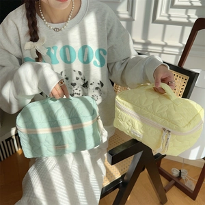 Beauty case trapuntati a cuore in verde menta e giallo crema con manico superiore