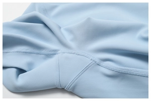 Gros plan détaillé du legging de yoga côtelé bleu clair avec coutures renforcées