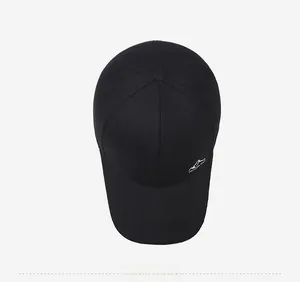Dettaglio laterale del cappellino da baseball nero in cotone con ricamo di montagna