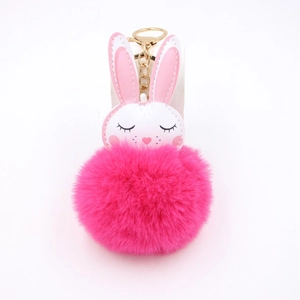 Dettaglio del portachiavi a coniglio in peluche rosa con morbida pelliccia ecologica
