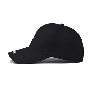 Détail d'une casquette de baseball noire avec broderie Sunday sur la visière