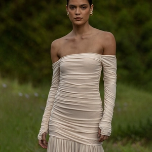 Robe longue beige élégante à épaules dénudées avec design plissé en maille moulante