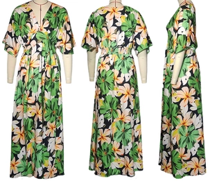 Detail eines Blumen-Chiffonkleids mit V-Ausschnitt und elastischem Design an der hohen Taille