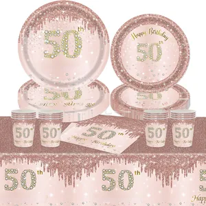 Detail von roségoldenem Partygeschirr zum 50. Geburtstag mit Glitzer und Diamantdesign