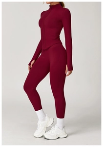 Détail de l'ensemble de yoga bordeaux sans couture avec passe-pouces et legging taille haute