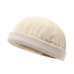 Minimalistische beige canvas dockerhoed met versterkte stiksels en kepertextuur