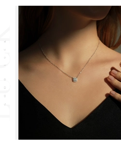 Détail du collier en argent s925 avec pendentif moissanite carré scintillant porté par mannequin
