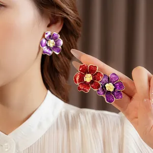Pendientes de flores vintage en esmalte rojo y morado con bordes dorados