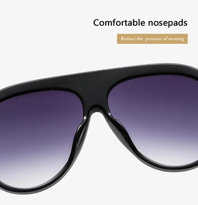Détail des plaquettes de nez confortables sur des lunettes de soleil noires à verres violets