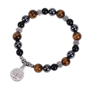 Détail d'un bracelet de yoga avec breloque Arbre de Vie, œil de tigre et perles d'obsidienne