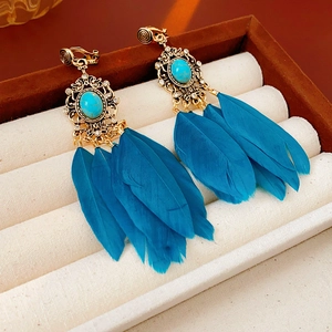Details von böhmischen Goldohrringen mit blauen Federn und Türkissteinen in einem Etui