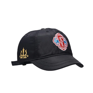 Cappellino da baseball nero con ricamo etnico e motivo di nuvole, vista angolata a 45 gradi