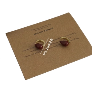 Boucles d'oreilles dorées avec pendentifs goutte rouge vin, environ 1,2 cm