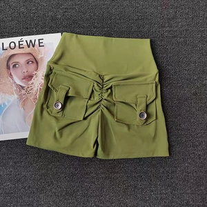 Détail du short de yoga vert avocat à taille haute avec poches cargo et effet push-up fessier