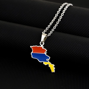 Collier carte Arménie en acier inoxydable argenté avec pendentif drapeau émaillé tricolore