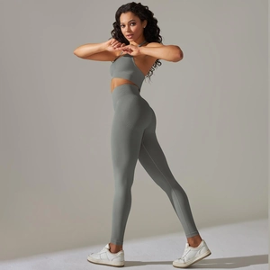 Détail du legging de yoga sans couture à taille haute et du soutien-gorge de sport vert