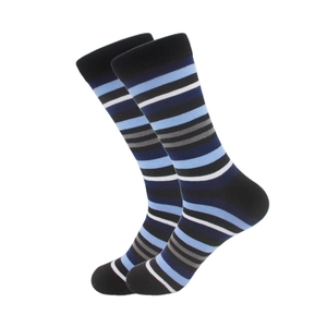 Detailansicht der gestreiften Herren-Baumwollsocken in Blau, Grau und Schwarz