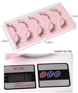 Detailed size and weight dimensions of five pairs of fox-eye false eyelashes in pink tray