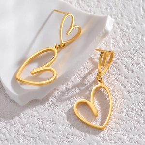 Vintage heart shaped gold metal tassel earrings for women made of stainless steel