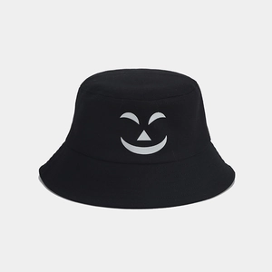 Primer plano del sombrero de pescador negro de algodón con estampado de calabaza Halloween